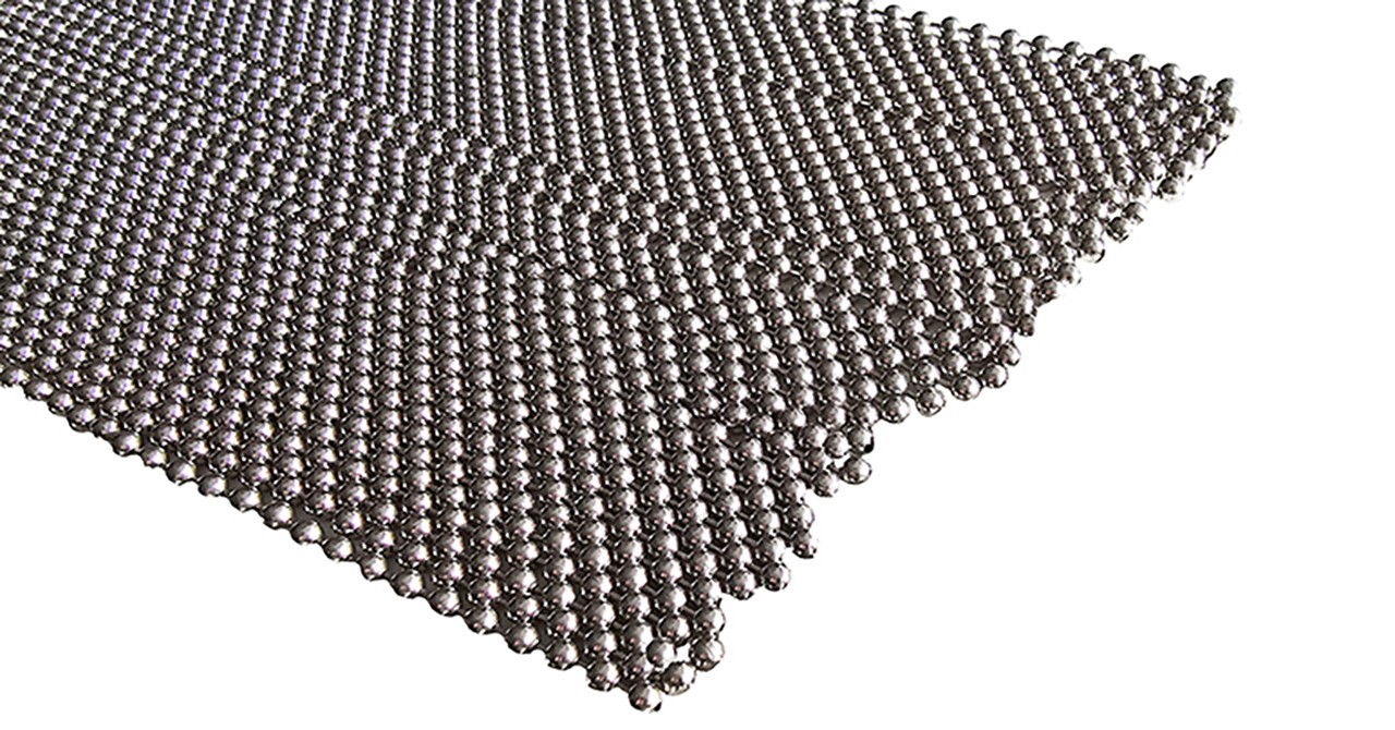 Metallperlen-Flogger mit Holzgriff