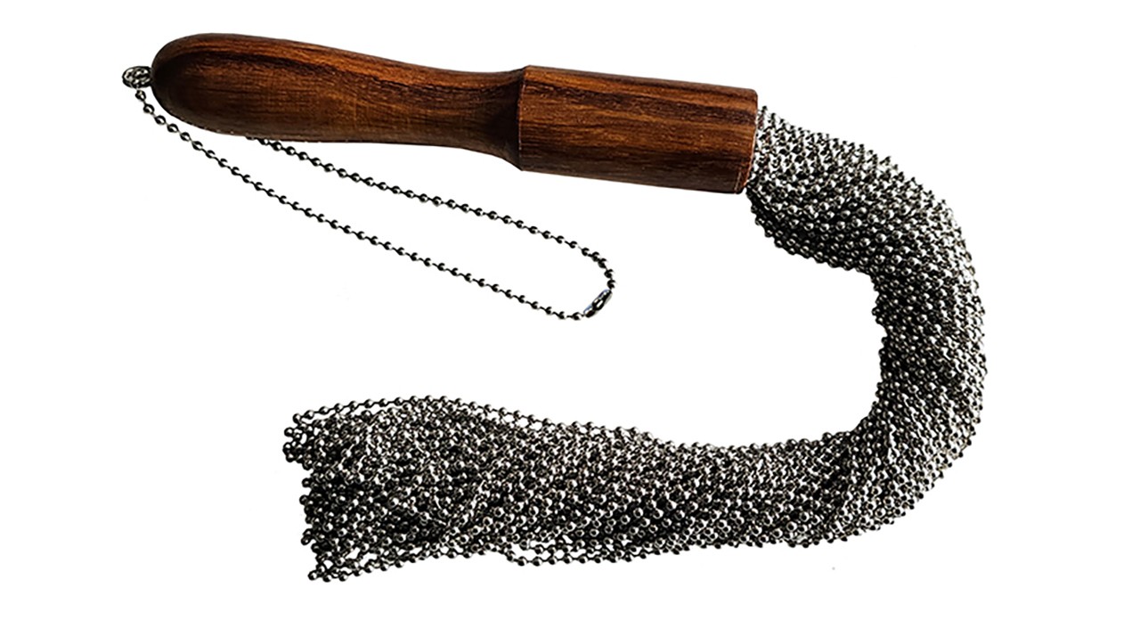 Metallperlen-Flogger mit Holzgriff