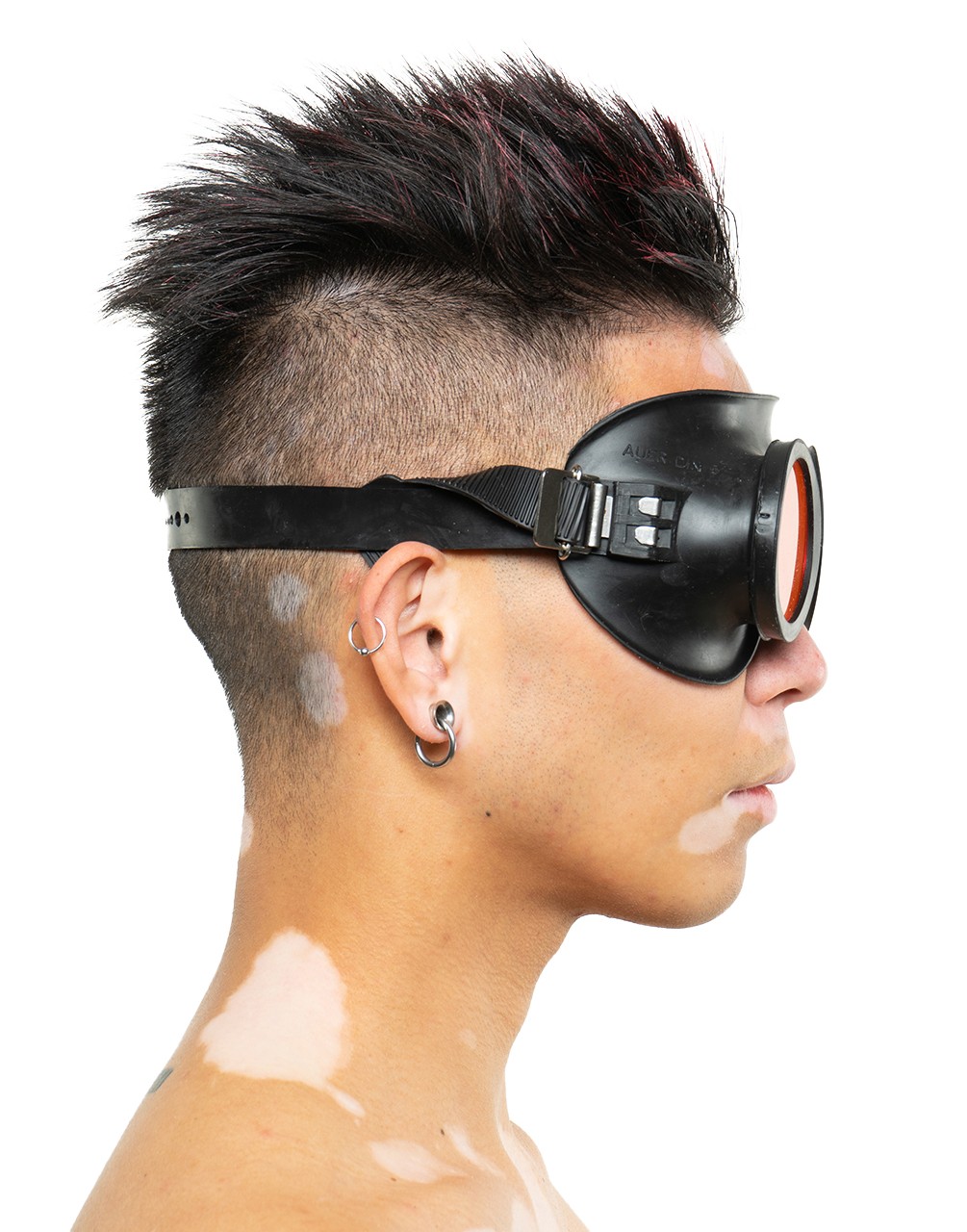 Schutzbrille, schwarz mit fluoreszierend roten Augengläsern