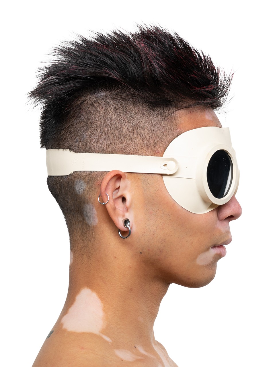 Schutzbrille, weiß mit schwarz getönten Augengläsern